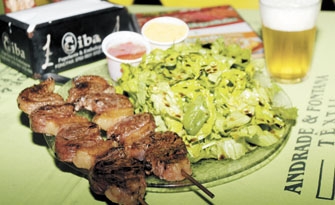 A dupla espetinho de carne com salada de alface é a sensação da Casa do Espetinho